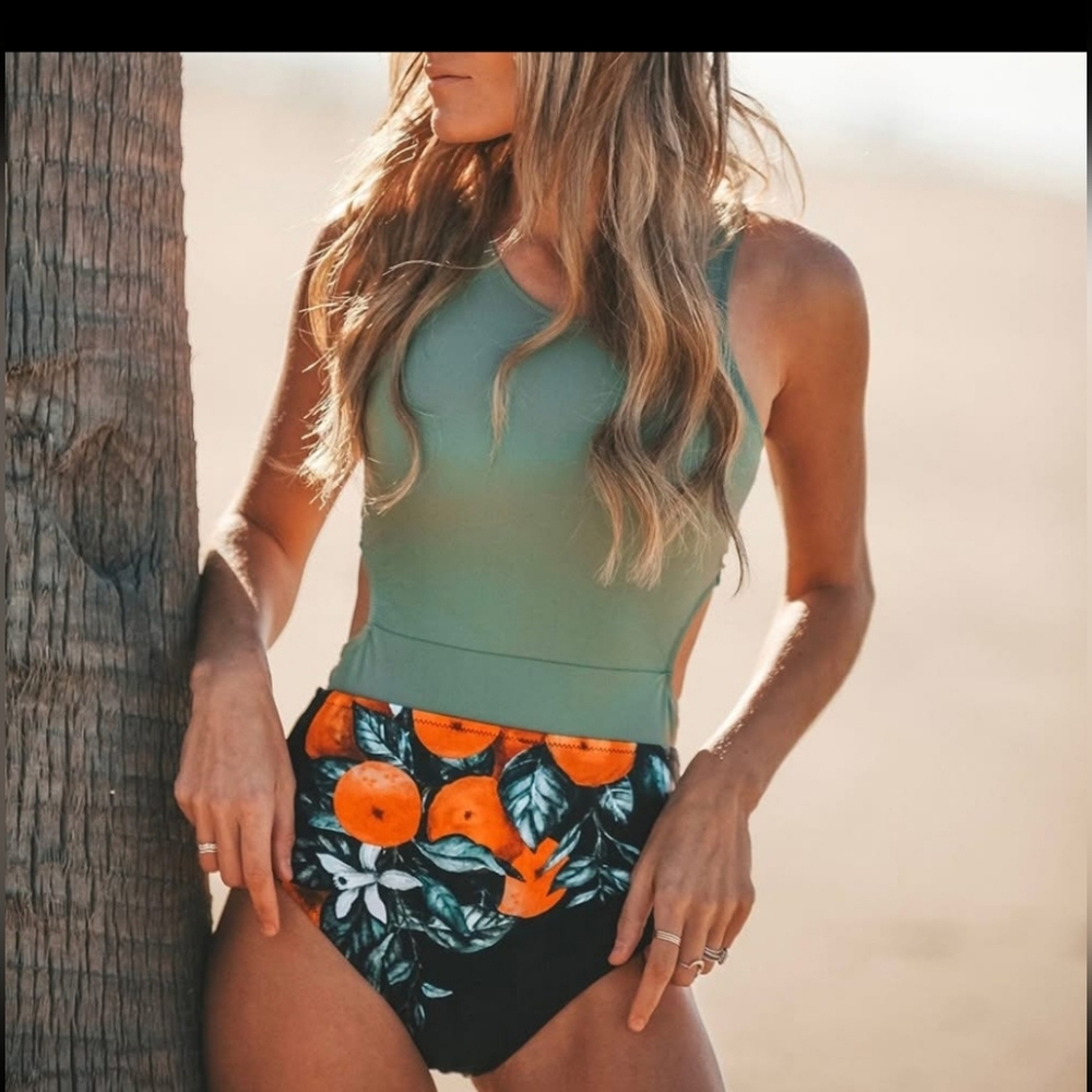 Cupshe one piece Swimsuit side cut out